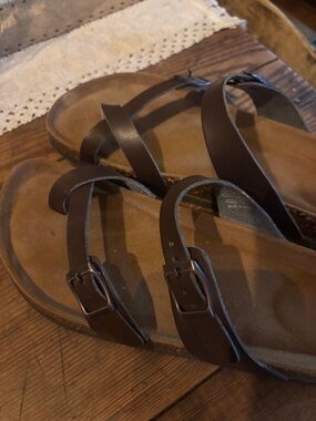 Amazon Essentials Women's Coffee Brown Buckle Sandals size 9